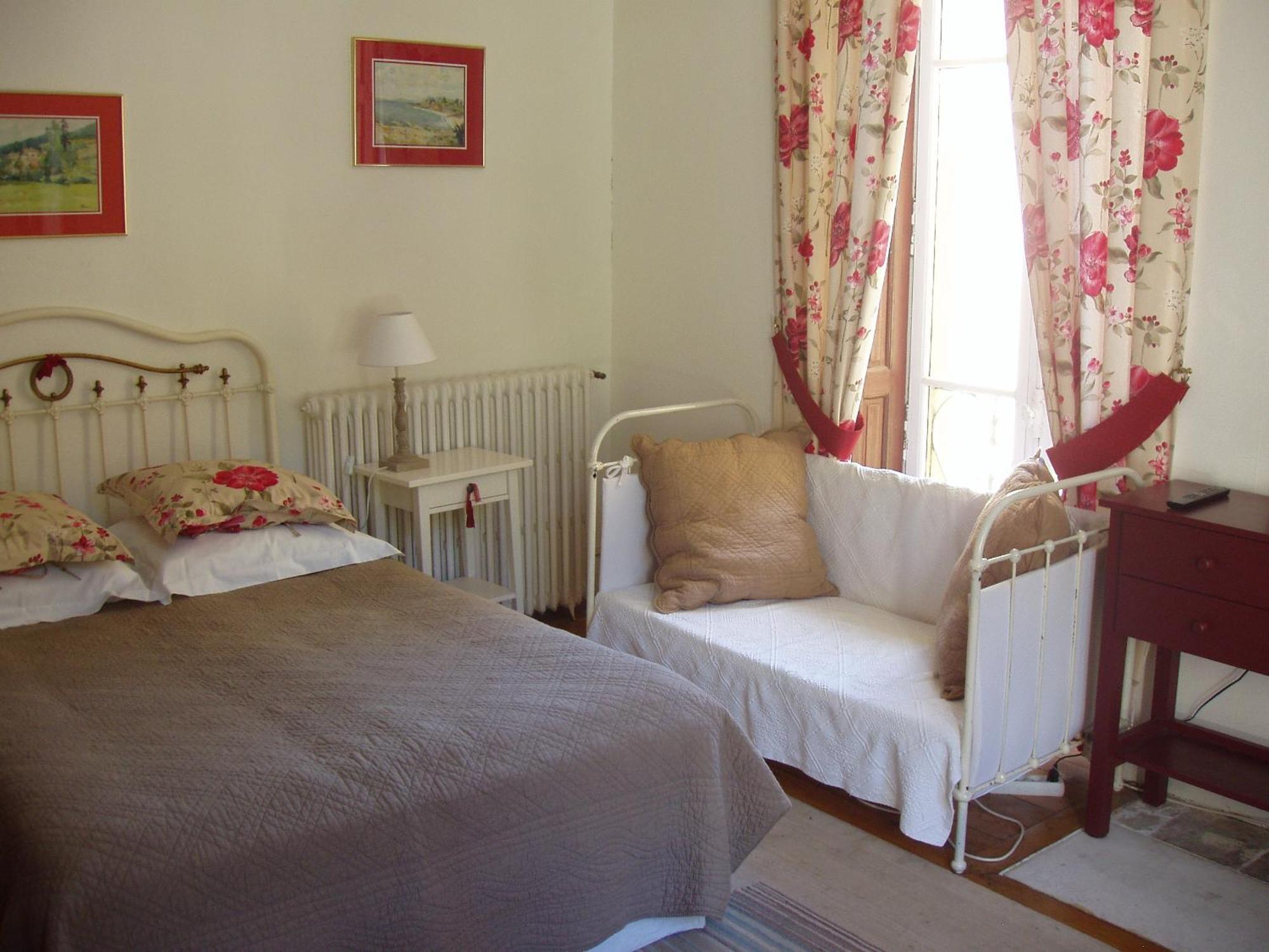 Castel De La Pique Bed & Breakfast Bagneres-de-Luchon ภายนอก รูปภาพ